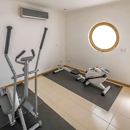 Sleeps 10 Pool Air Con Wifi * Boinheira