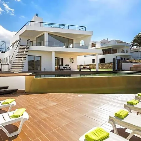 Sleeps 10 Pool Air Con Wifi * Boinheira