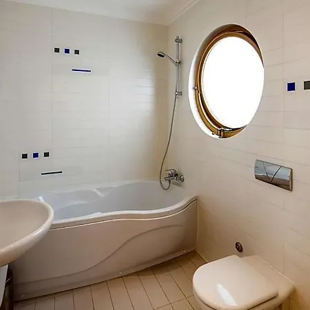 Sleeps 10 Pool Air Con Wifi